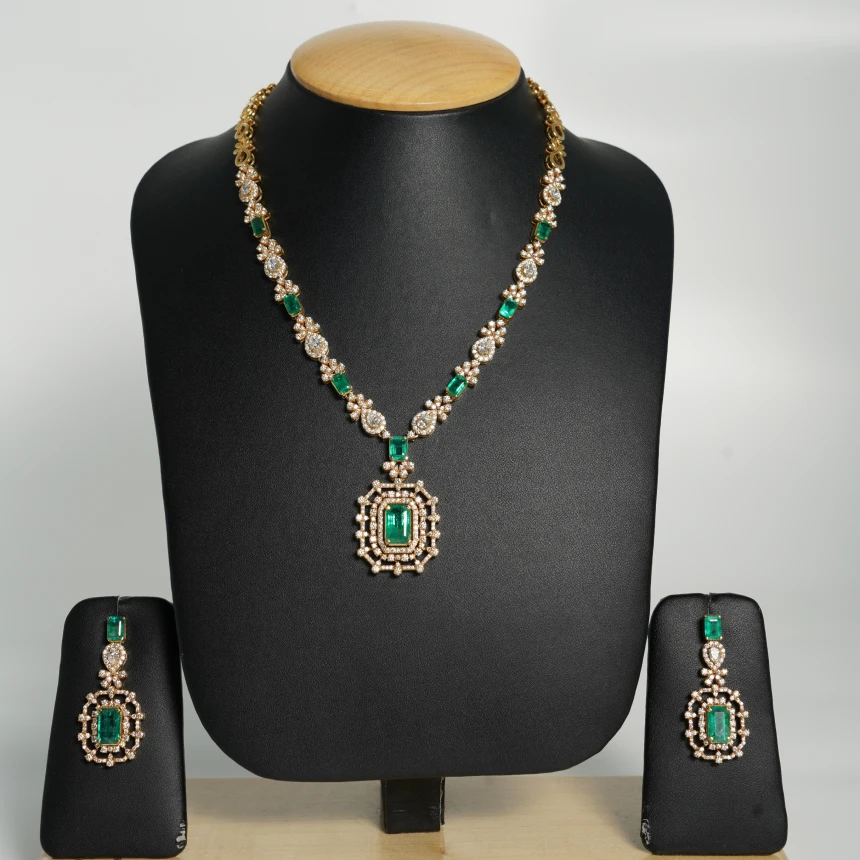 Emerald Éclat Diamond Necklace